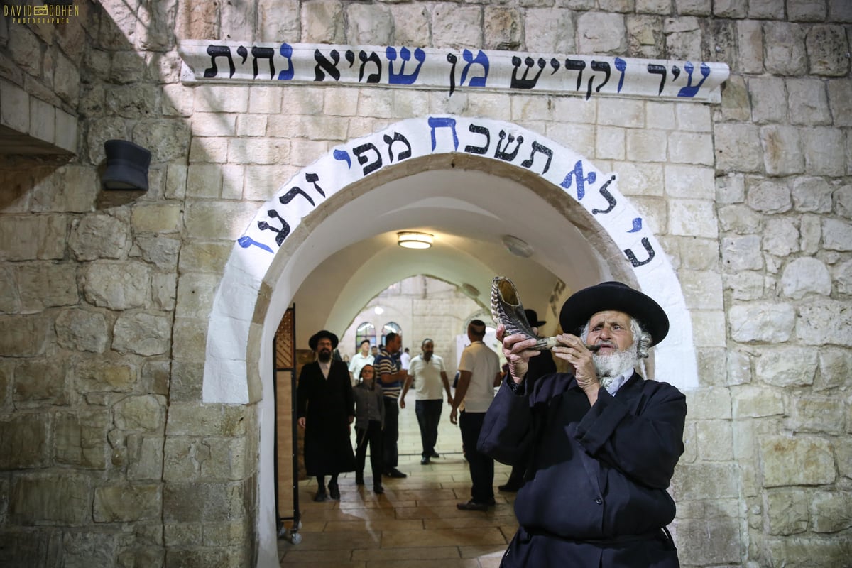 אמירת הסליחות בציון הרשב"י במירון • צפו