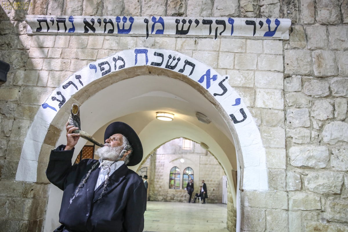 אמירת הסליחות בציון הרשב"י במירון • צפו