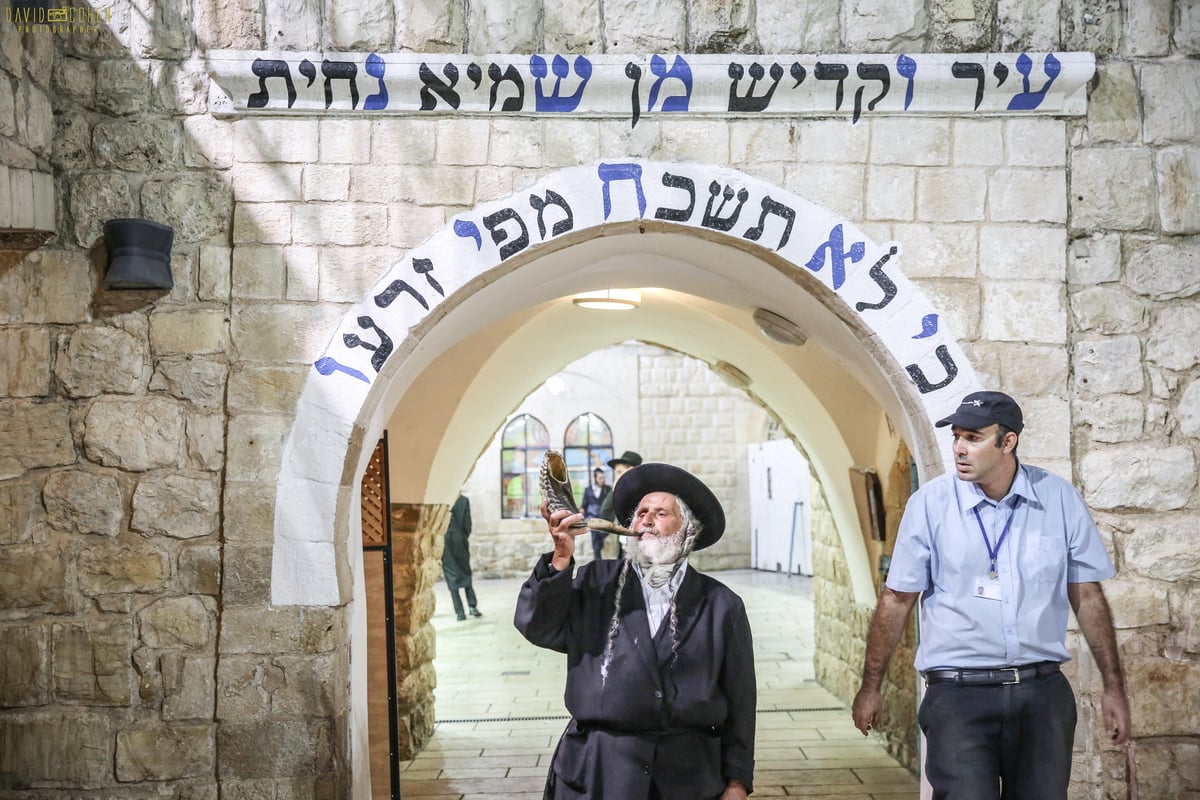 אמירת הסליחות בציון הרשב"י במירון • צפו