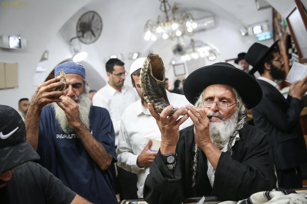 אמירת הסליחות בציון הרשב"י במירון • צפו