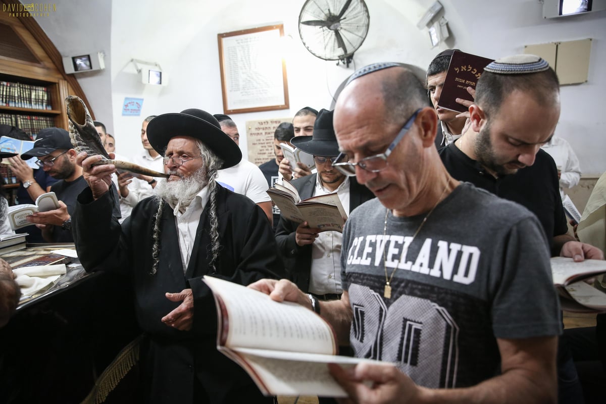 אמירת הסליחות בציון הרשב"י במירון • צפו