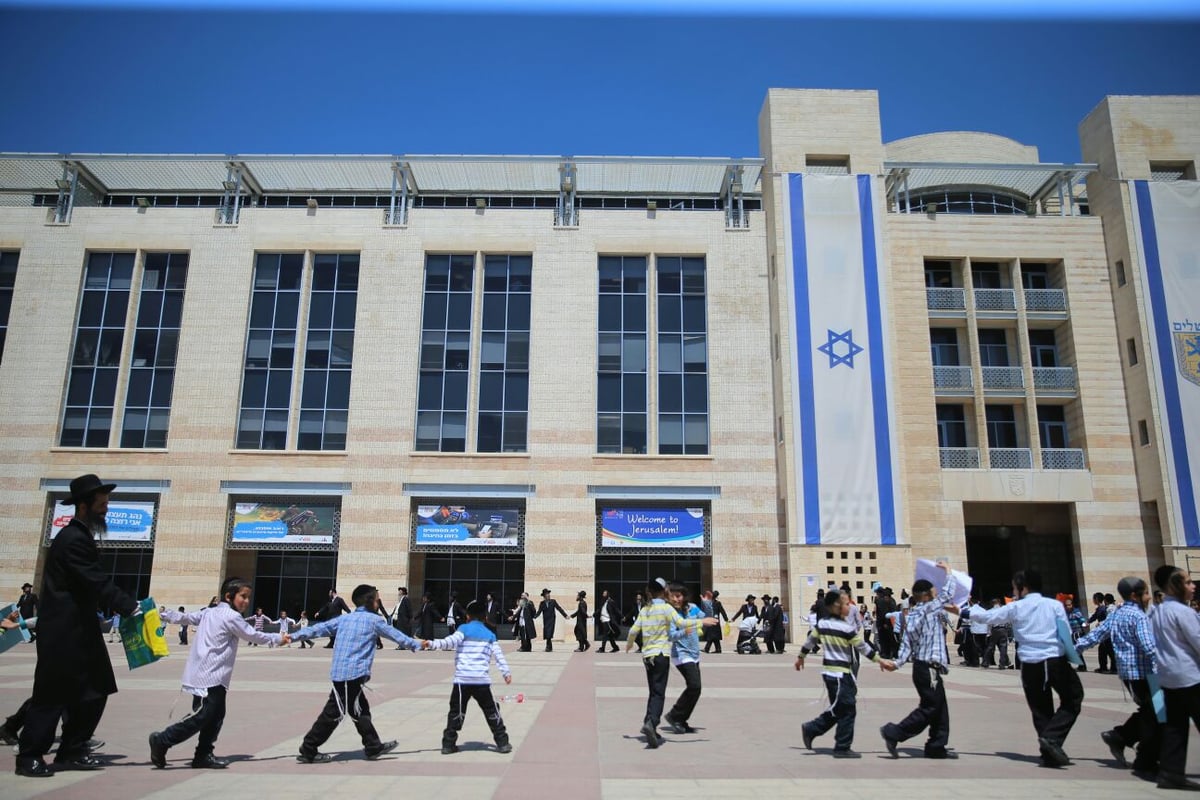 מחאה בכיכר ספרא: "זרקו אותנו כי אנחנו חוזרים בתשובה"