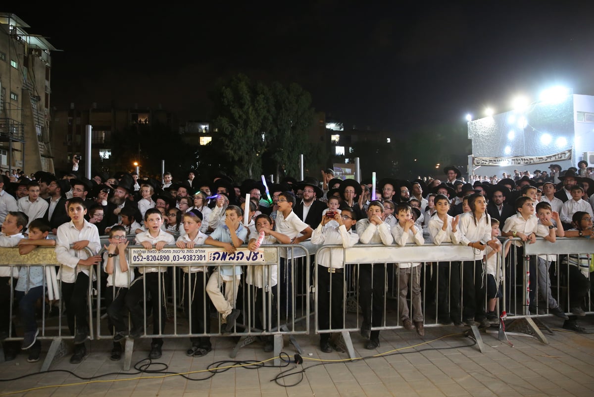 שר התורה בביקור נדיר בקריית הרצוג • צפו