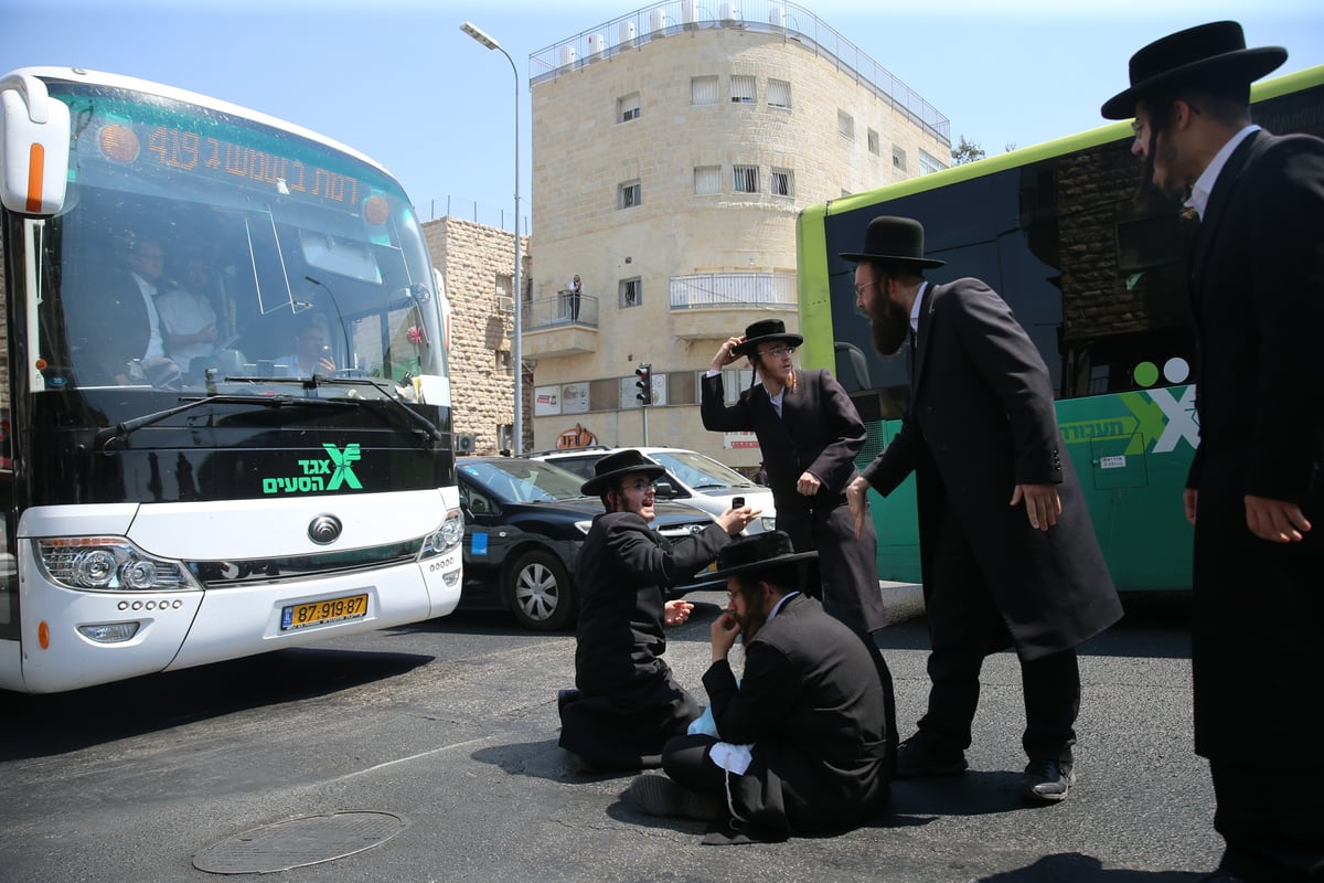 עשרות קיצוניים הפגינו בצומת אפיריון • צפו