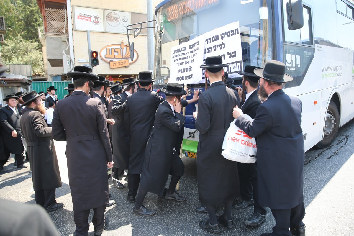 עשרות קיצוניים הפגינו בצומת אפיריון • צפו