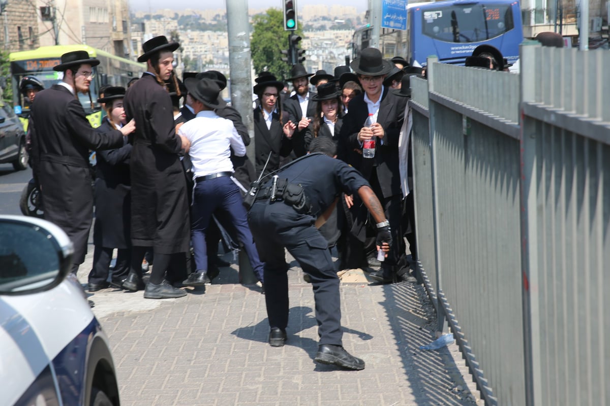 עשרות קיצוניים הפגינו בצומת אפיריון • צפו