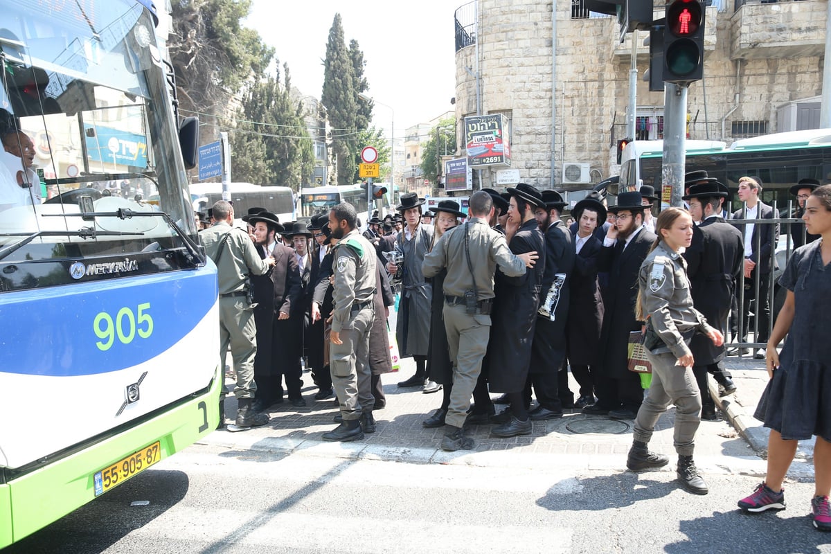 עשרות קיצוניים הפגינו בצומת אפיריון • צפו