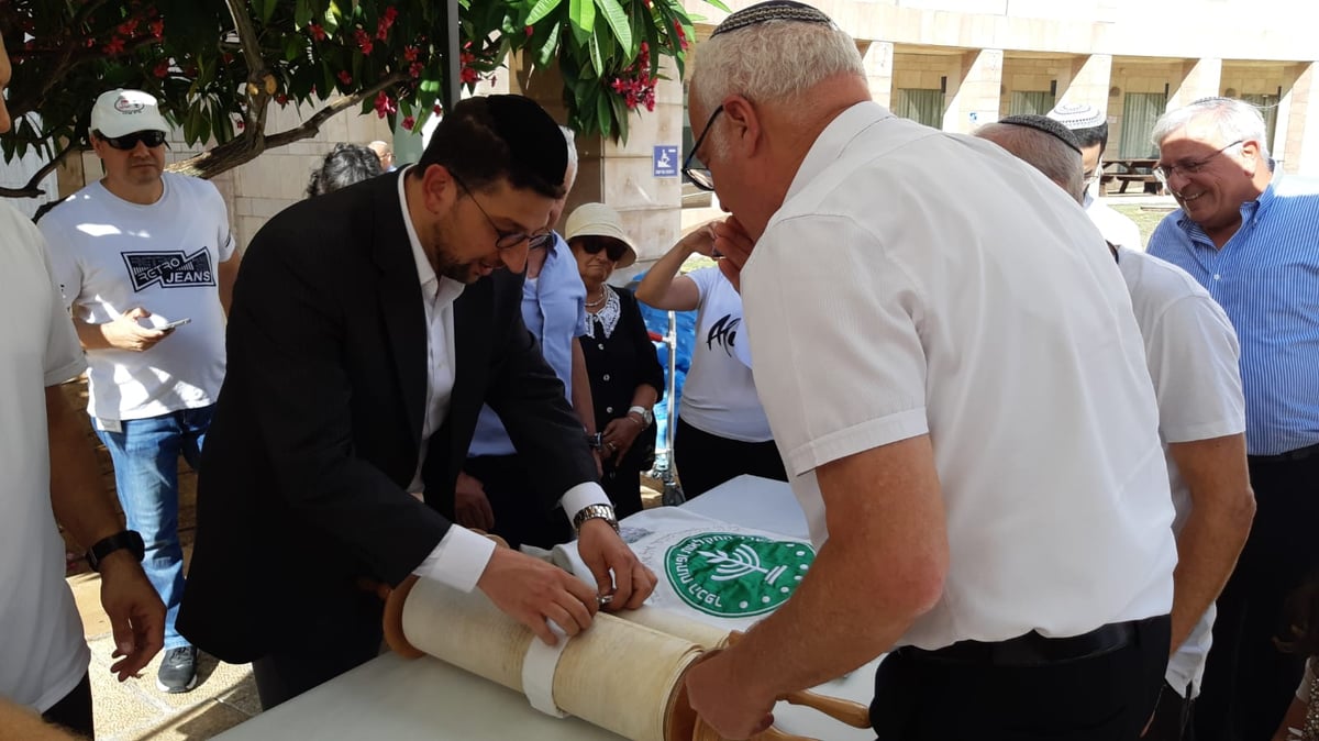 לראשונה: משרד ממשלתי רכש ספר תורה