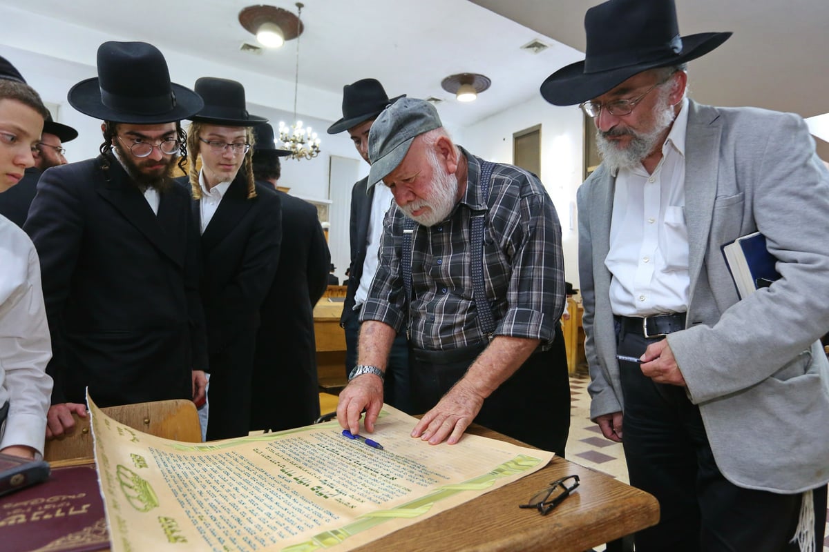 מרגש: הרב הצעיר הוכתר במקום אביו • צפו