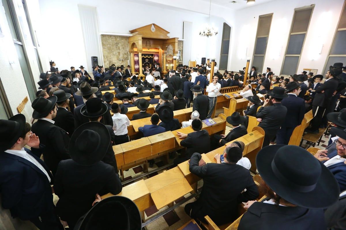 מרגש: הרב הצעיר הוכתר במקום אביו • צפו