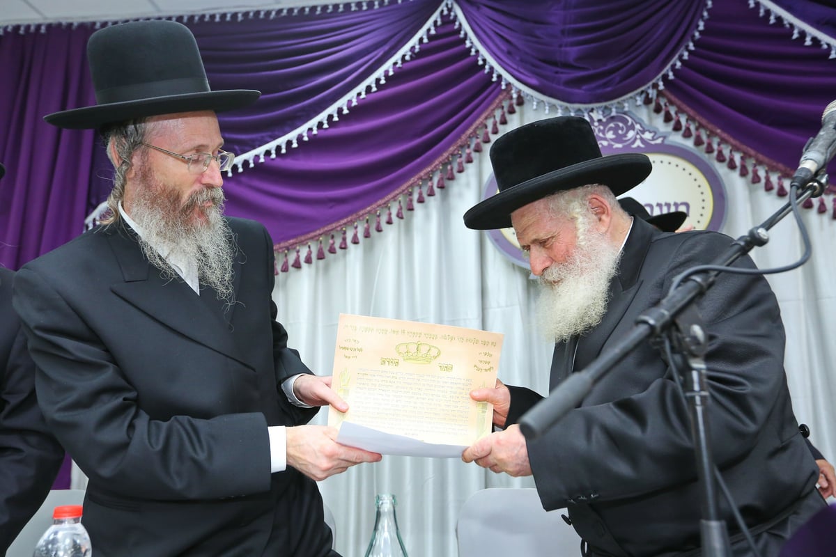 מרגש: הרב הצעיר הוכתר במקום אביו • צפו