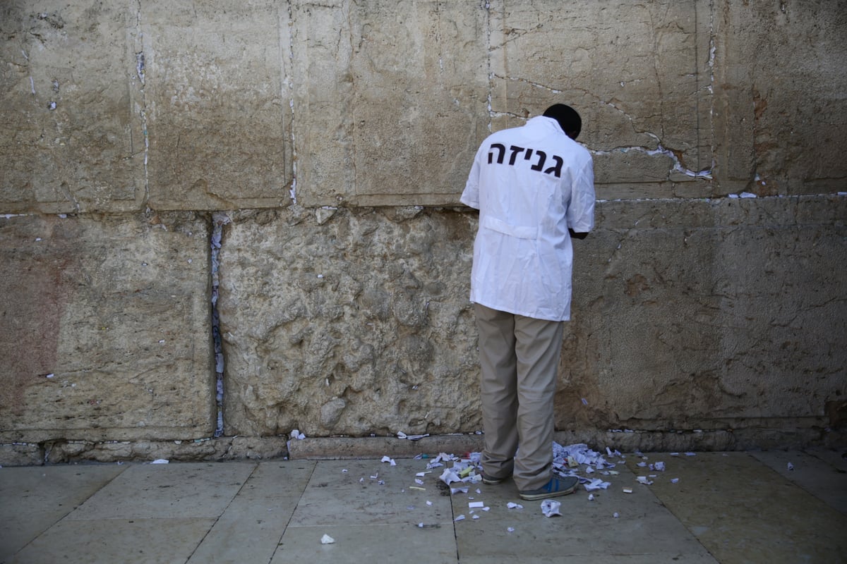 אבני הכותל נבדקו ב'אולטראסאונד'; הפתקים נשלפו במקל