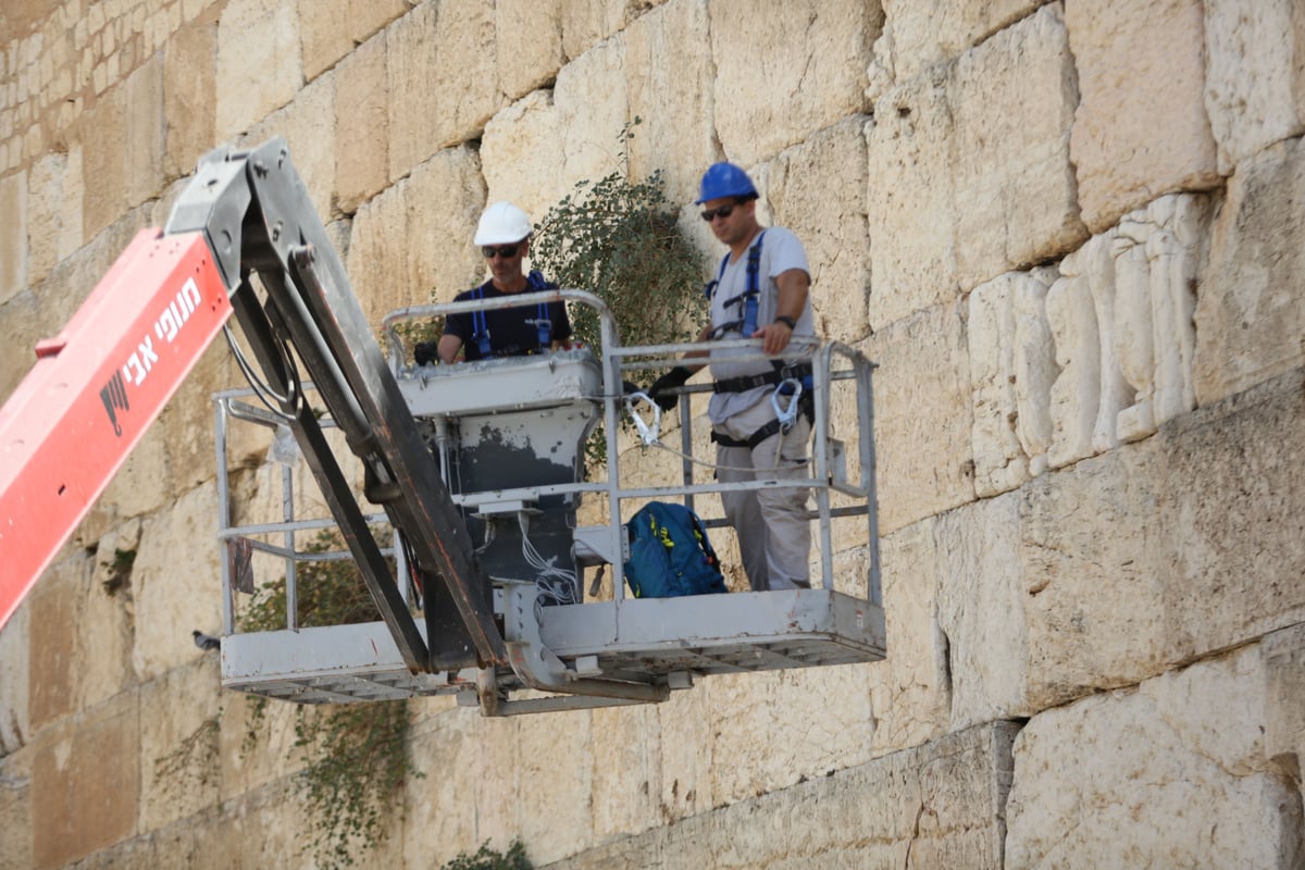 אבני הכותל נבדקו ב'אולטראסאונד'; הפתקים נשלפו במקל