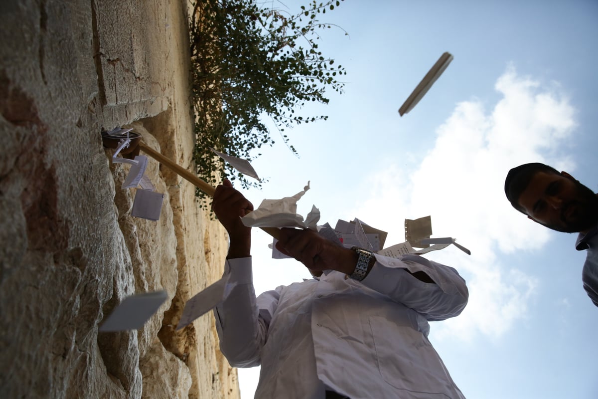 אבני הכותל נבדקו ב'אולטראסאונד'; הפתקים נשלפו במקל