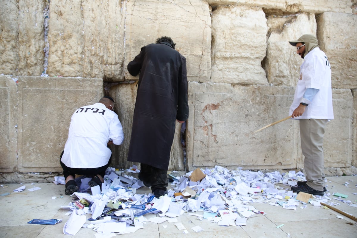 אבני הכותל נבדקו ב'אולטראסאונד'; הפתקים נשלפו במקל