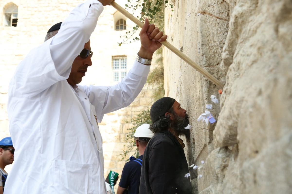 אבני הכותל נבדקו ב'אולטראסאונד'; הפתקים נשלפו במקל