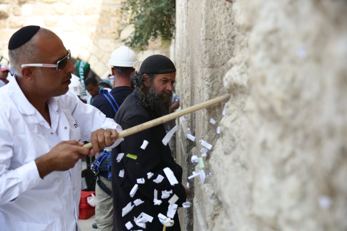 אבני הכותל נבדקו ב'אולטראסאונד'; הפתקים נשלפו במקל