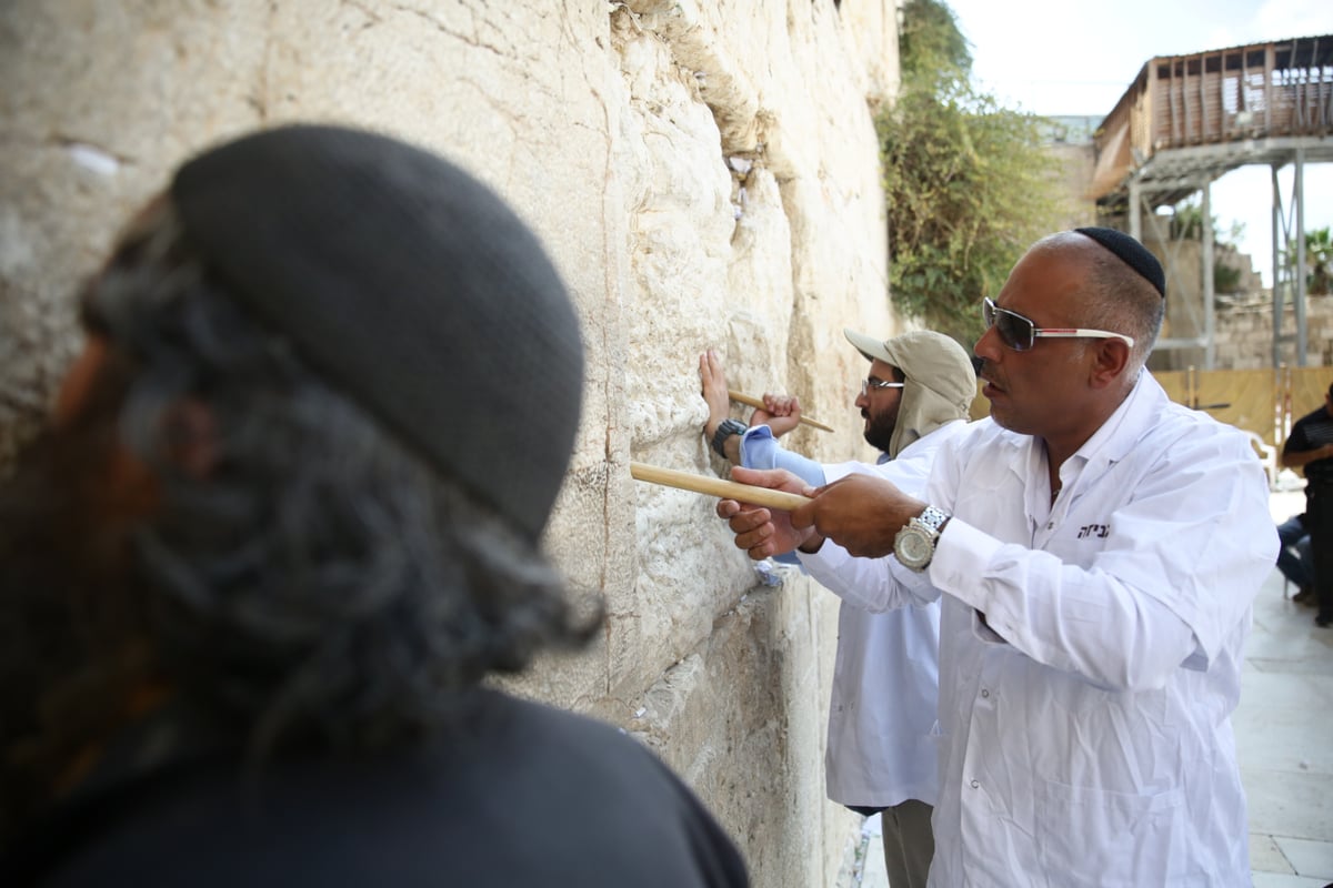 אבני הכותל נבדקו ב'אולטראסאונד'; הפתקים נשלפו במקל