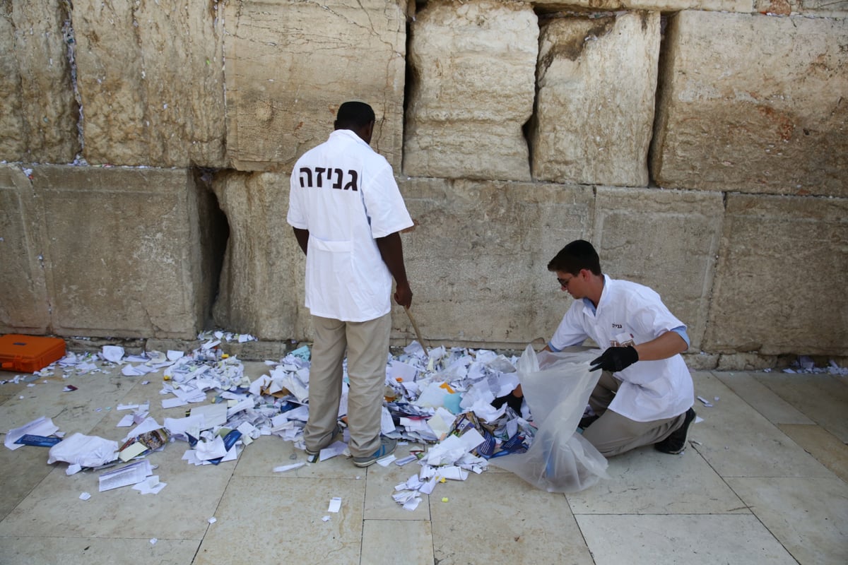 אבני הכותל נבדקו ב'אולטראסאונד'; הפתקים נשלפו במקל