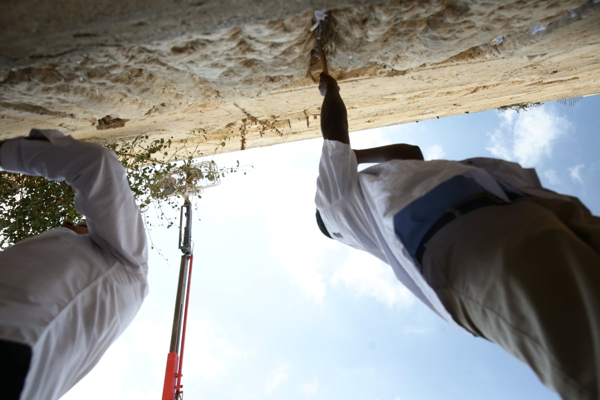 אבני הכותל נבדקו ב'אולטראסאונד'; הפתקים נשלפו במקל