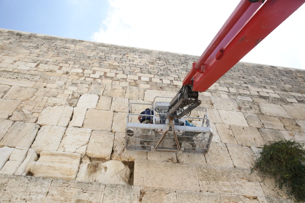 אבני הכותל נבדקו ב'אולטראסאונד'; הפתקים נשלפו במקל