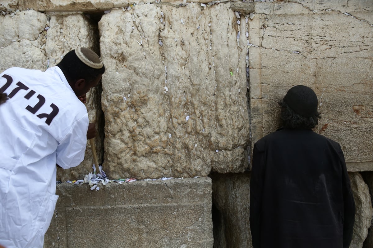 אבני הכותל נבדקו ב'אולטראסאונד'; הפתקים נשלפו במקל