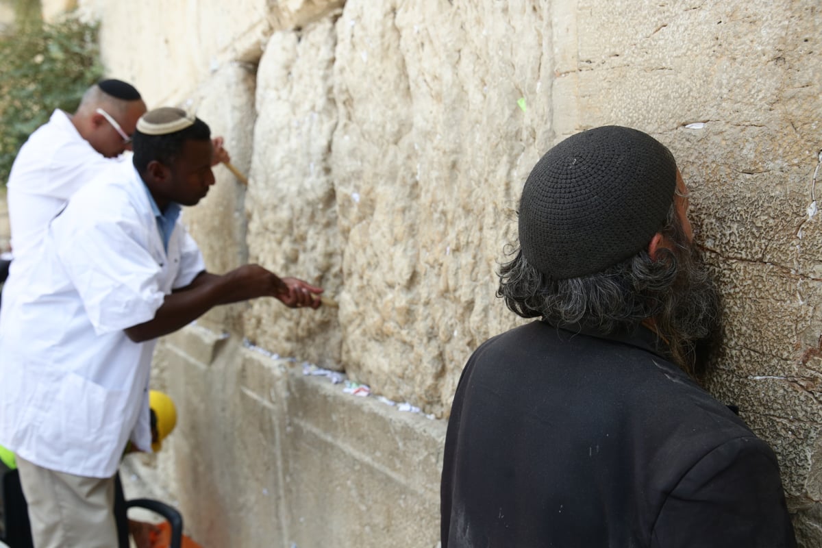 אבני הכותל נבדקו ב'אולטראסאונד'; הפתקים נשלפו במקל