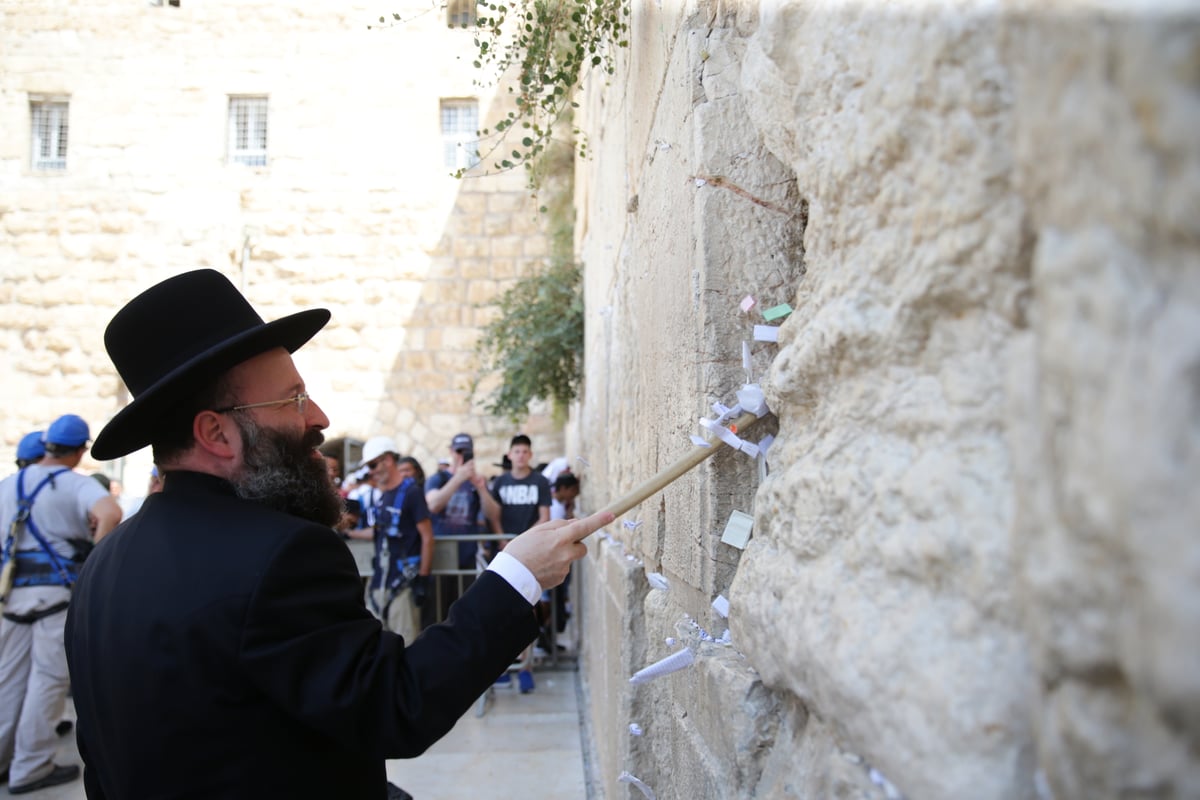 אבני הכותל נבדקו ב'אולטראסאונד'; הפתקים נשלפו במקל