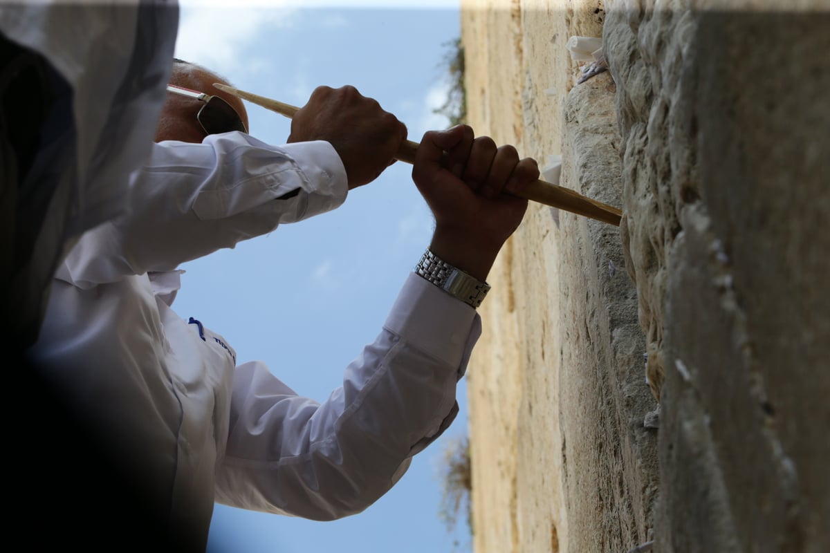 אבני הכותל נבדקו ב'אולטראסאונד'; הפתקים נשלפו במקל