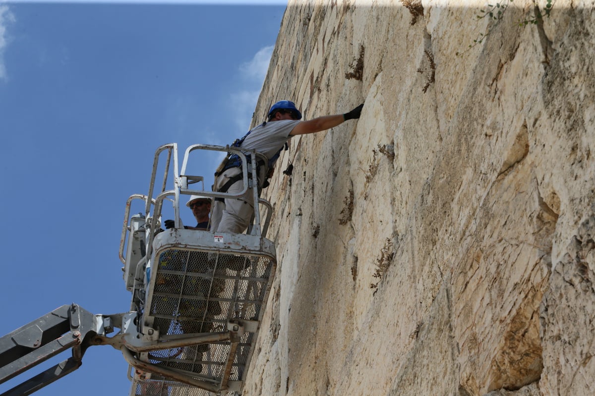 אבני הכותל נבדקו ב'אולטראסאונד'; הפתקים נשלפו במקל