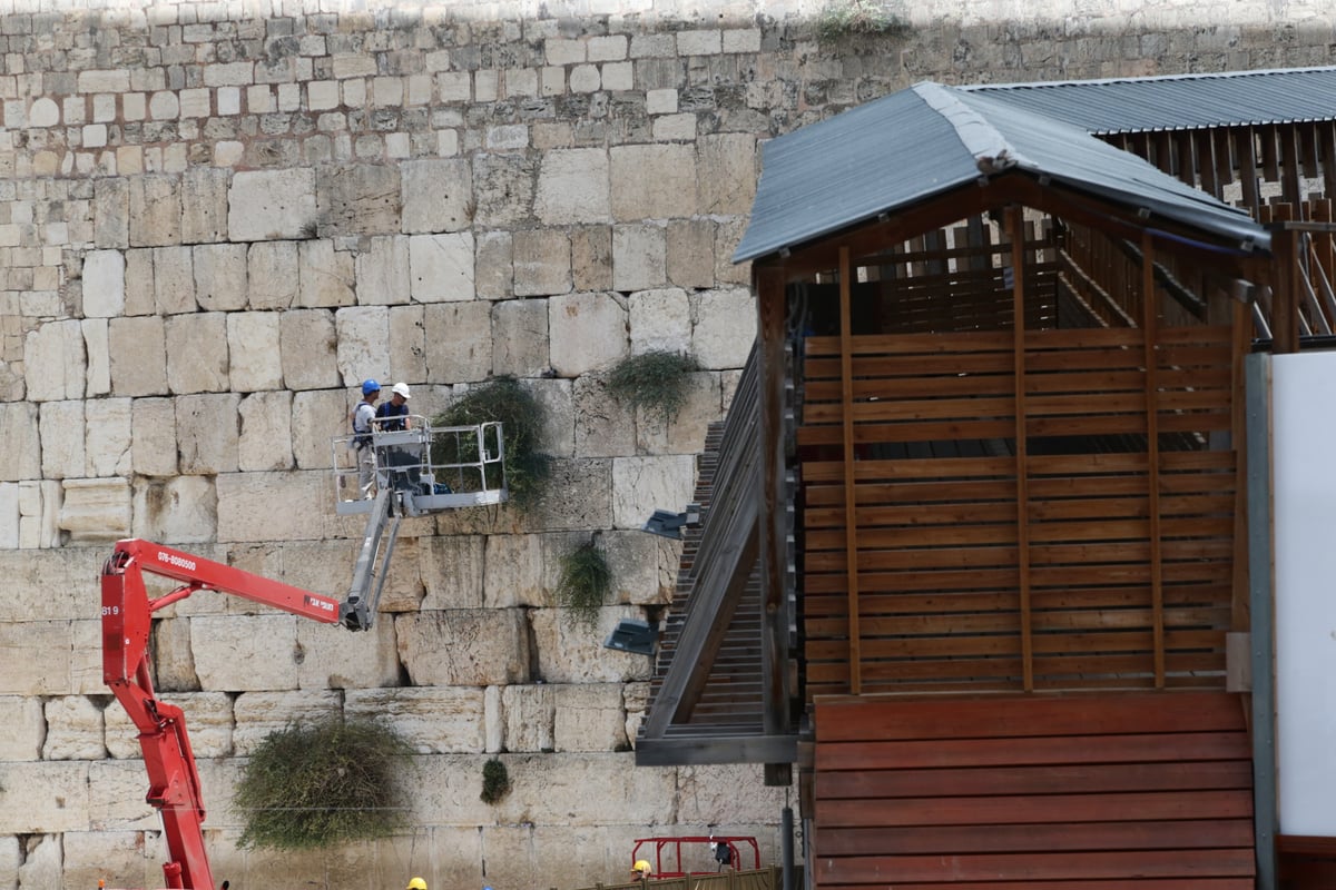 אבני הכותל נבדקו ב'אולטראסאונד'; הפתקים נשלפו במקל