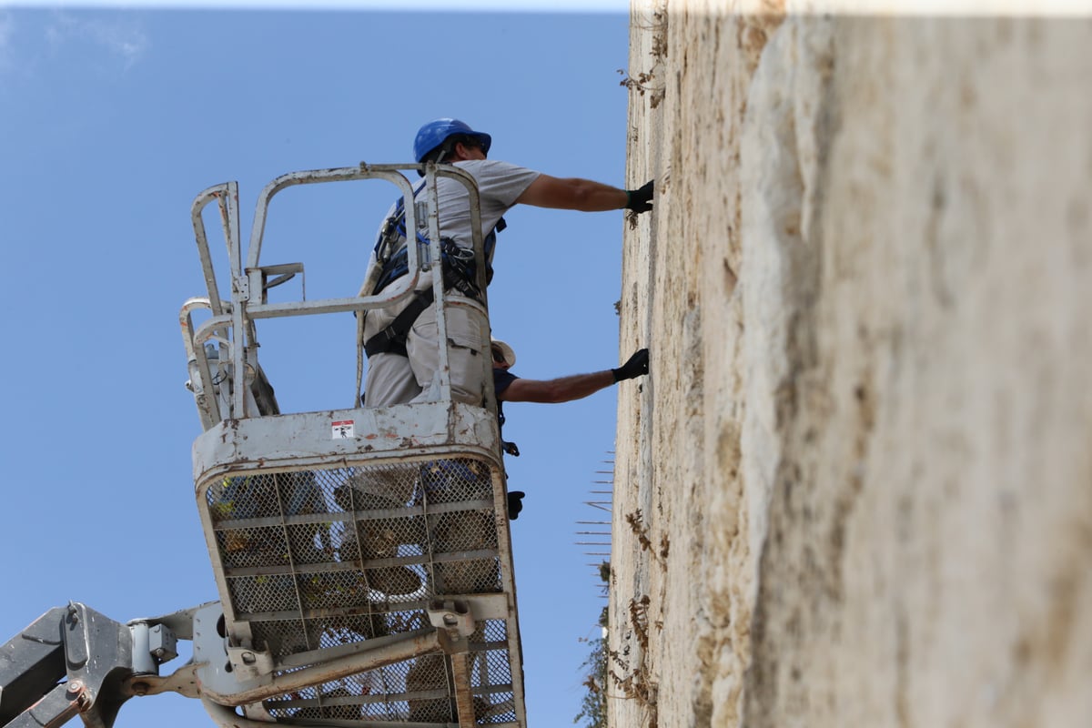 אבני הכותל נבדקו ב'אולטראסאונד'; הפתקים נשלפו במקל