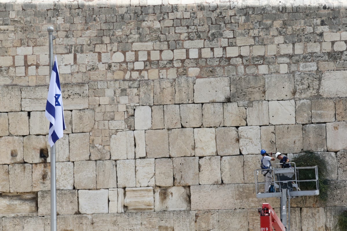 אבני הכותל נבדקו ב'אולטראסאונד'; הפתקים נשלפו במקל