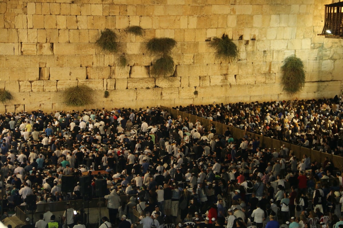 תיעוד מרגש: רבבות באמירת סליחות בכותל