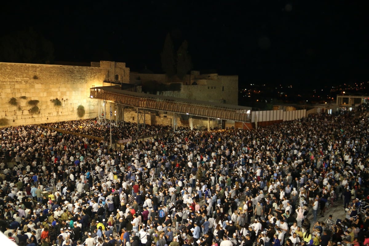 תיעוד מרגש: רבבות באמירת סליחות בכותל