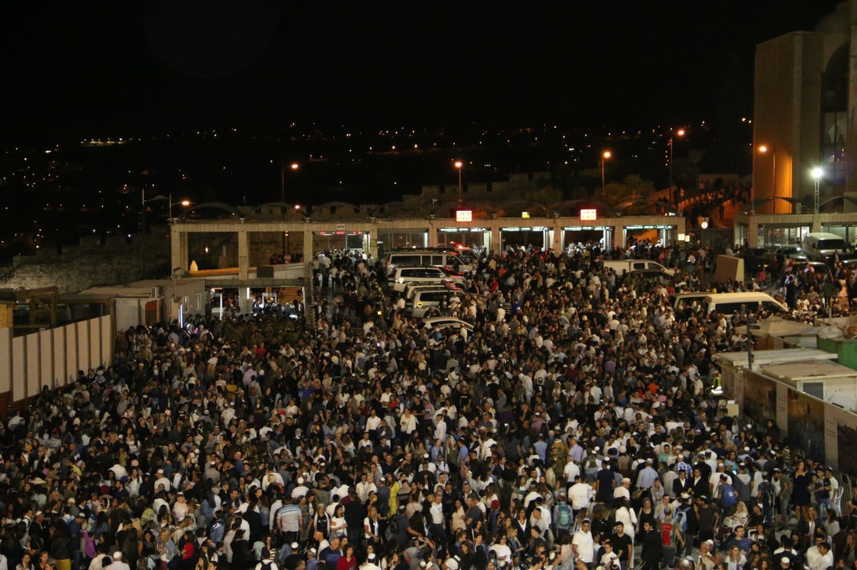 תיעוד מרגש: רבבות באמירת סליחות בכותל