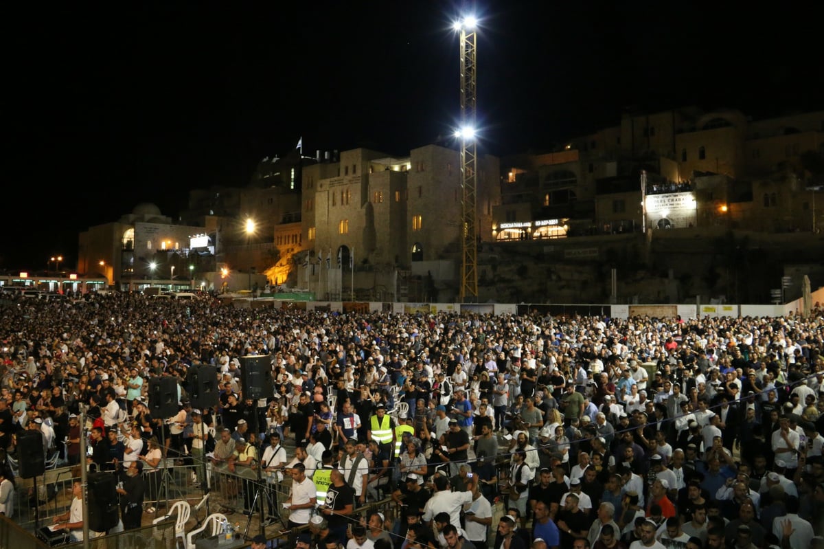 תיעוד מרגש: רבבות באמירת סליחות בכותל