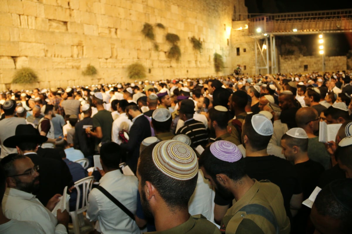 תיעוד מרגש: רבבות באמירת סליחות בכותל