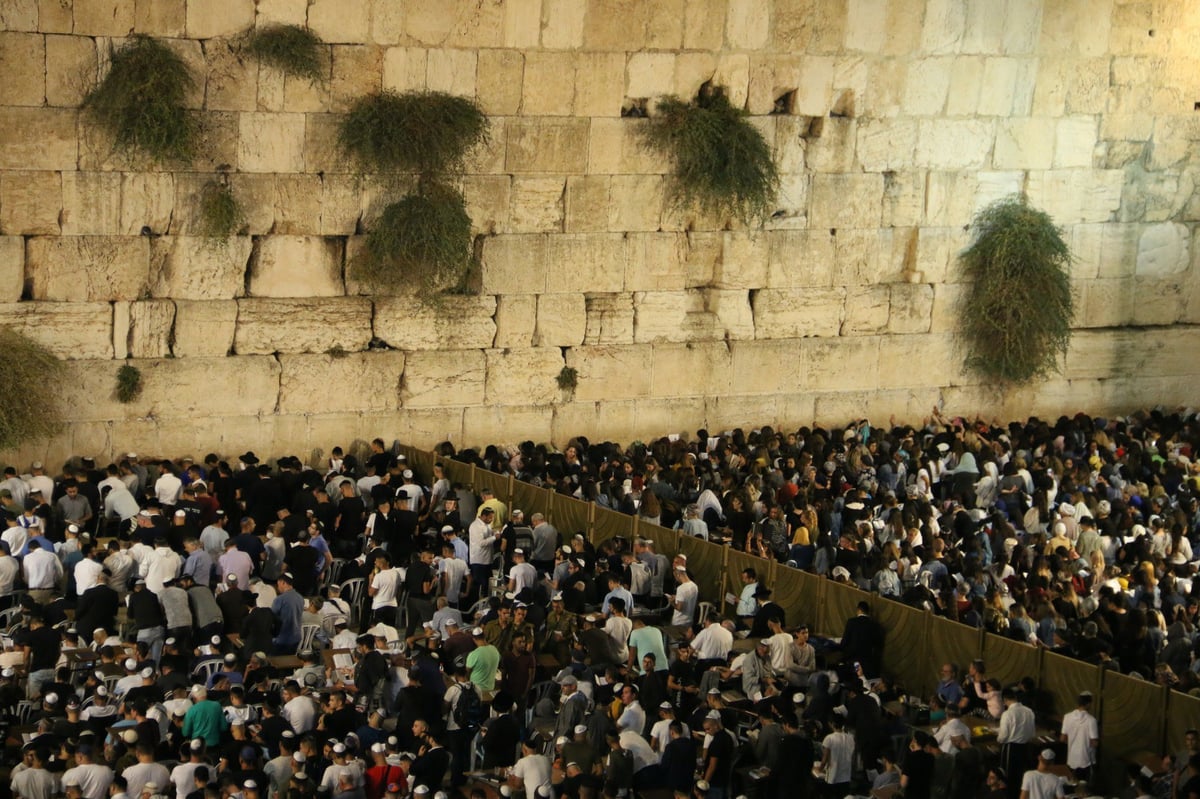 תיעוד מרגש: רבבות באמירת סליחות בכותל