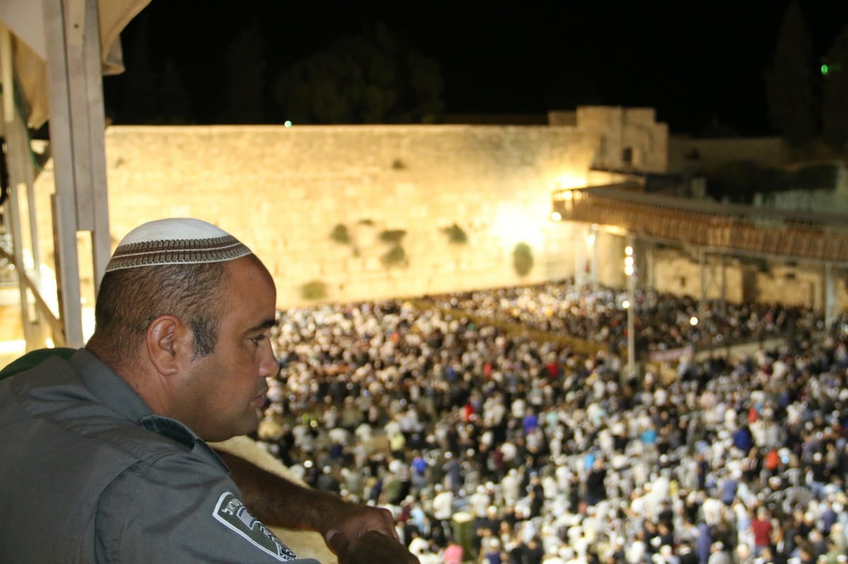 תיעוד מרגש: רבבות באמירת סליחות בכותל