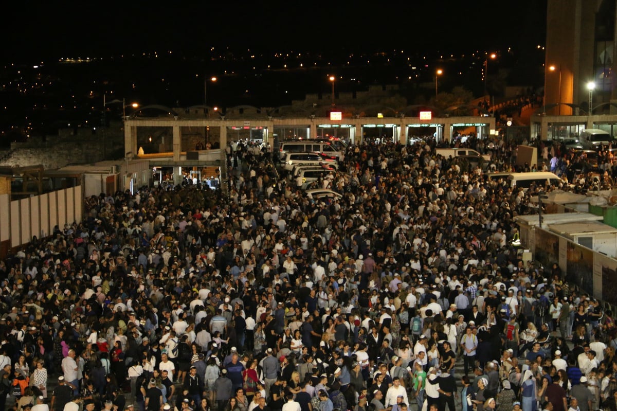 תיעוד מרגש: רבבות באמירת סליחות בכותל