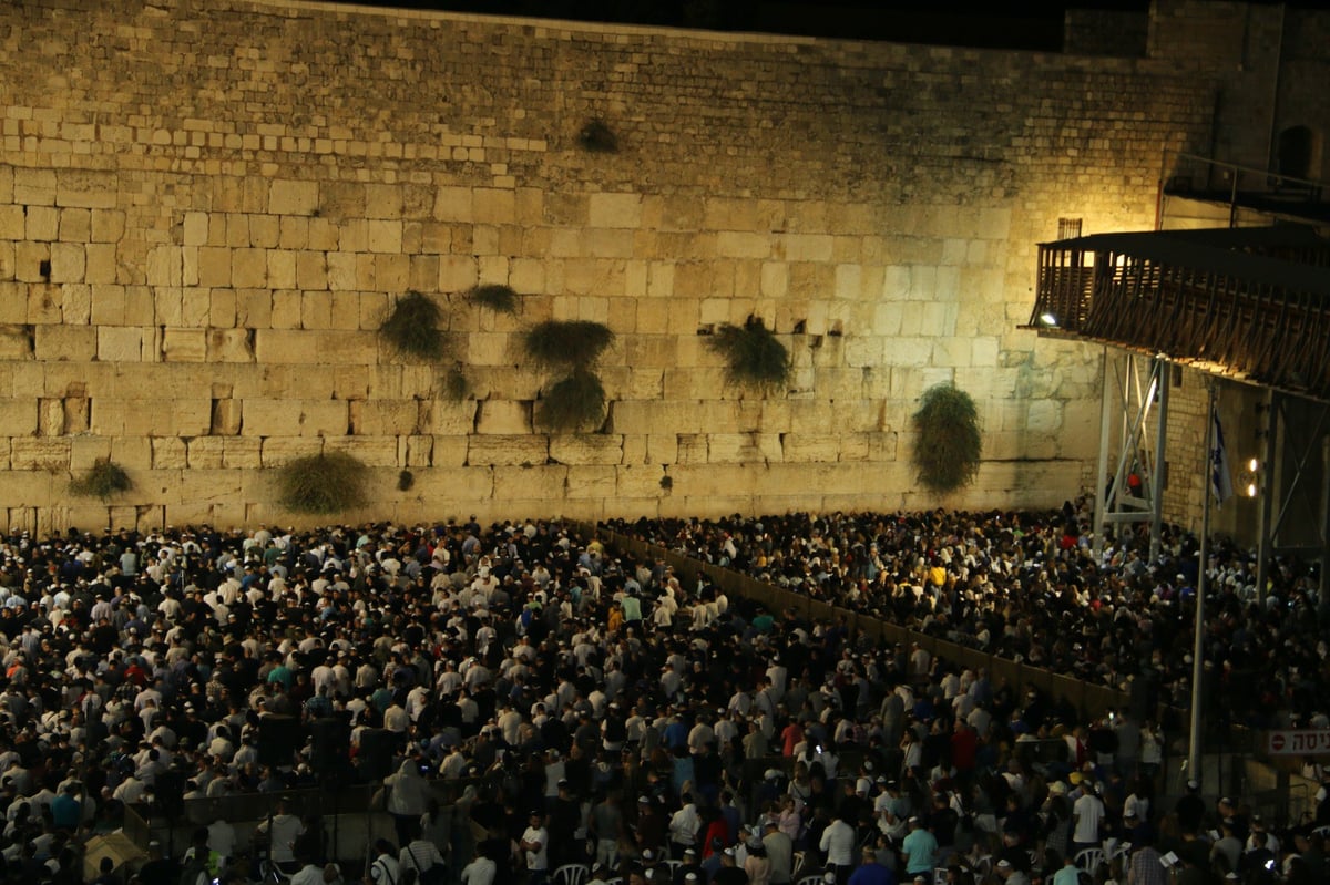 תיעוד מרגש: רבבות באמירת סליחות בכותל