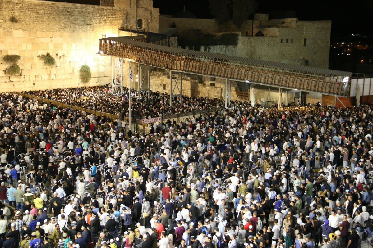 תיעוד מרגש: רבבות באמירת סליחות בכותל