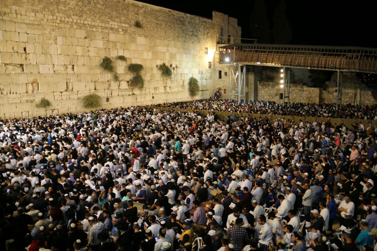 תיעוד מרגש: רבבות באמירת סליחות בכותל