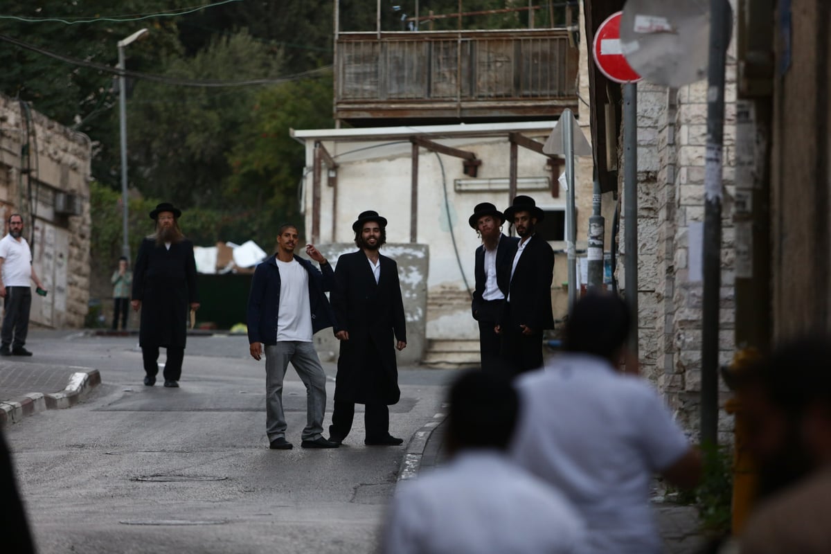 מאה שערים: השחקנים "החרדים" הותקפו בביצים • צפו