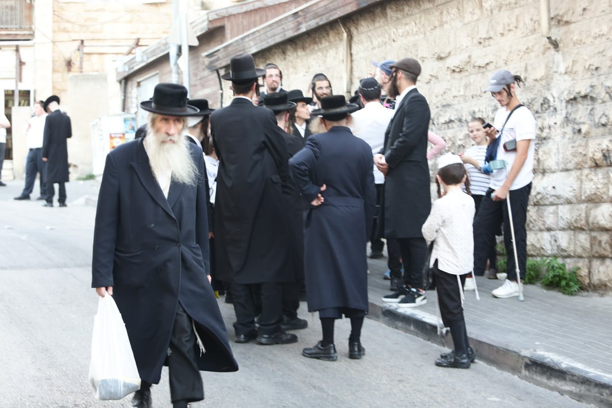 מאה שערים: השחקנים "החרדים" הותקפו בביצים • צפו