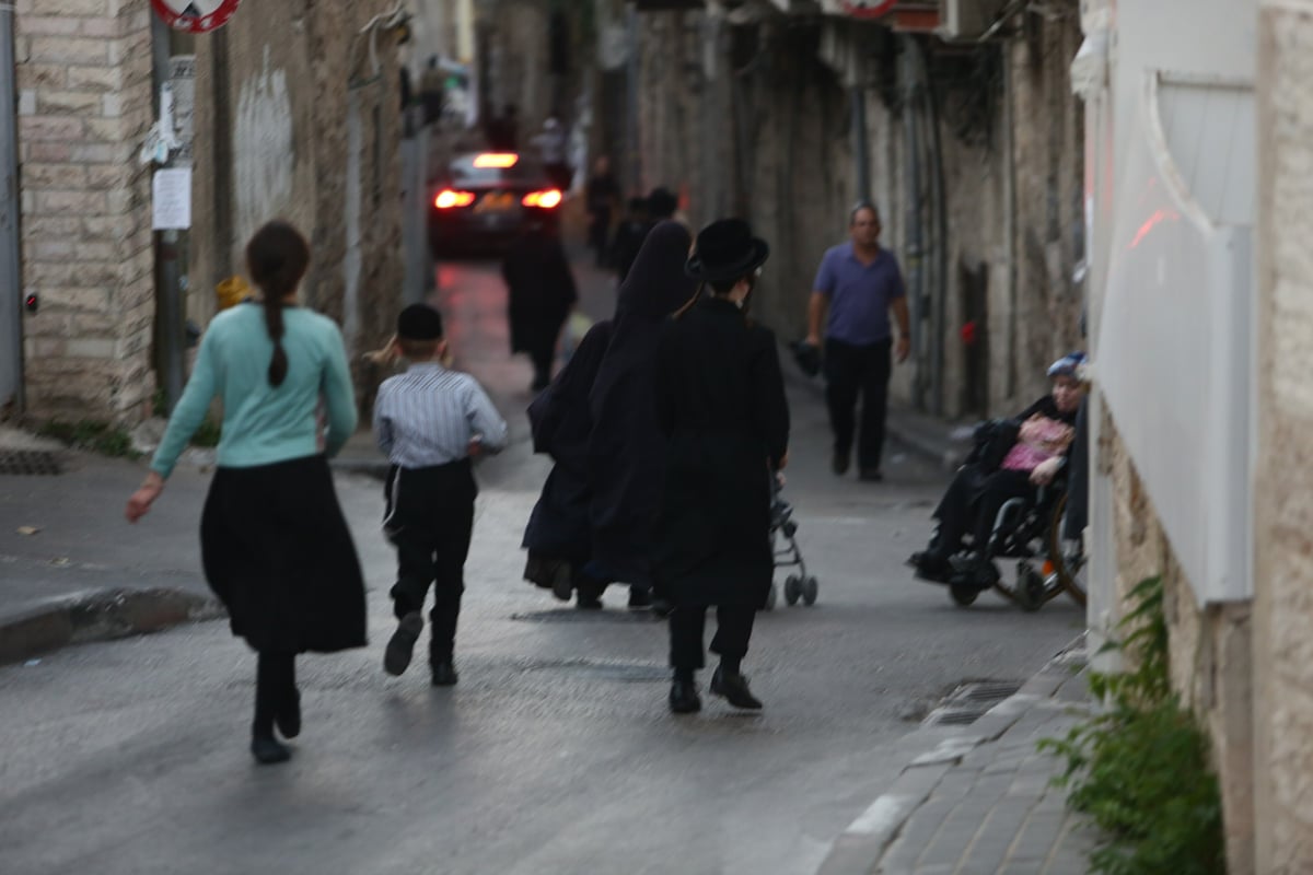 מאה שערים: השחקנים "החרדים" הותקפו בביצים • צפו