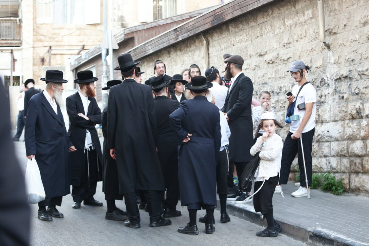 מאה שערים: השחקנים "החרדים" הותקפו בביצים • צפו