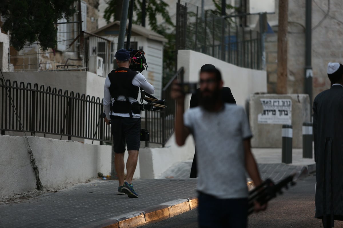 מאה שערים: השחקנים "החרדים" הותקפו בביצים • צפו