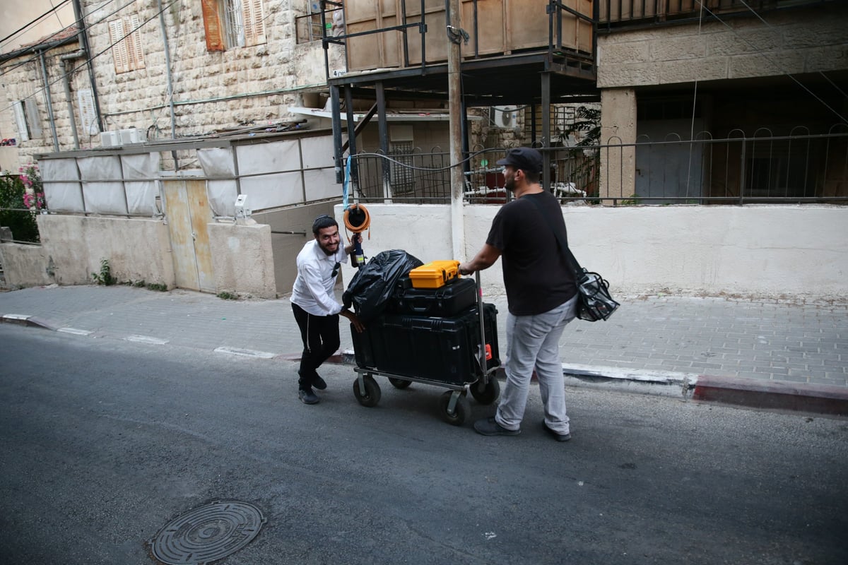 מאה שערים: השחקנים "החרדים" הותקפו בביצים • צפו